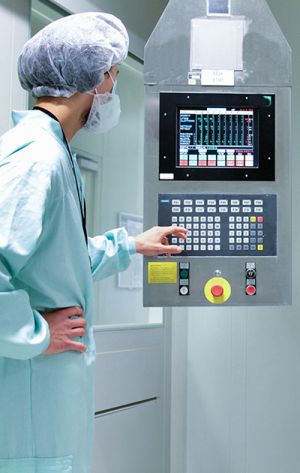 man uses Panel PC in sterile environment